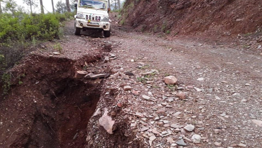 बैतडीमा सवारी सञ्चालनमा समस्या