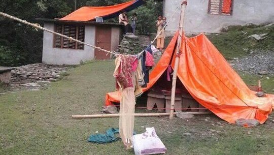 बैतडीको डिलाशैनीका पहिरो पीडित पालमुनी, १५ दिनसम्म कसैले गरेन सहयोग