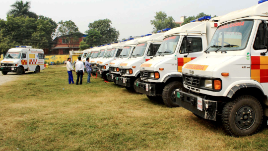 सुदूरपश्चिम सरकारले बाडेका एम्बुलेन्स : केही विग्रीए, केही सडक नहुँदा थन्किए