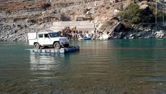 बाजुरामा नदी तराएर पालिका पुर्‍याइयो जीप