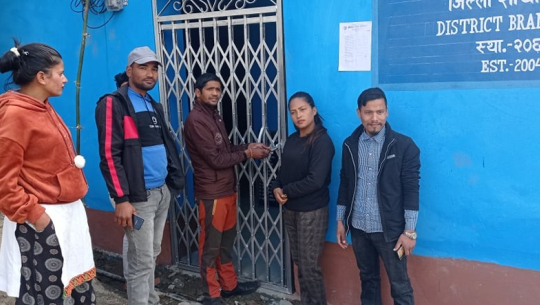 प्रेस युनियन बाजुराद्वारा पत्रकार महासंघको कार्यालयमा तालाबन्दी