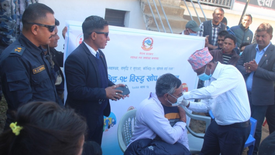 बाजुरामा स्वास्थ्य कार्यालय प्रमुख पन्तले लगाए कोराना विरुद्धको पहिलो ‘कोभिशिल्ड’