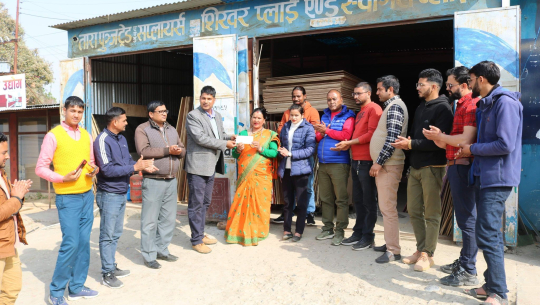 डडेल्धुरा जेसिजद्वारा आलोक मल्टी कन्सर्नलाई १ लाख बढी रकम सहयोग