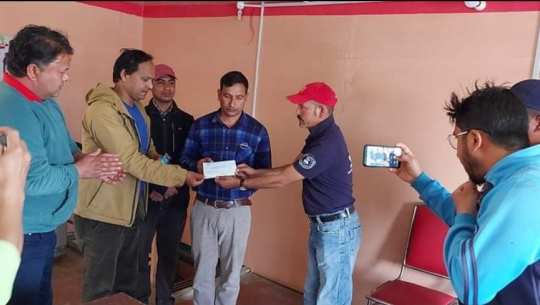‘स्वीट क्लब’ डडेल्धुराद्वारा आलोक मल्टी कन्सर्नलाई ५० हजार सहयोग