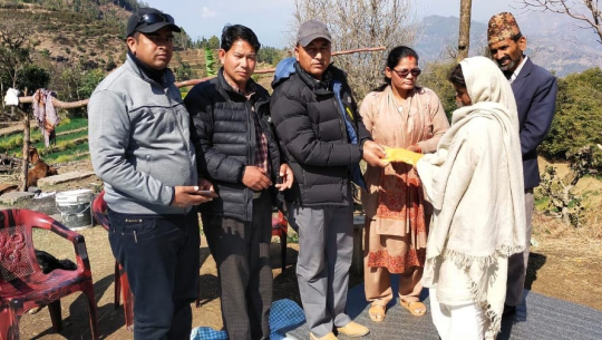 भागरथीका परिवारलाई कांग्रेस बाजुराद्वारा ३० हजार हस्तान्तरण