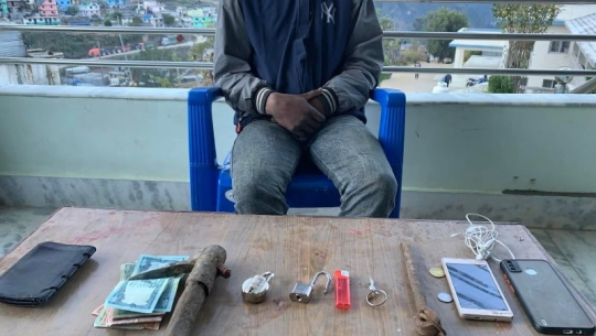 बाजुरामा चोरी गर्न प्रयोग हुने सामग्रीसहित एक जना पक्राउ