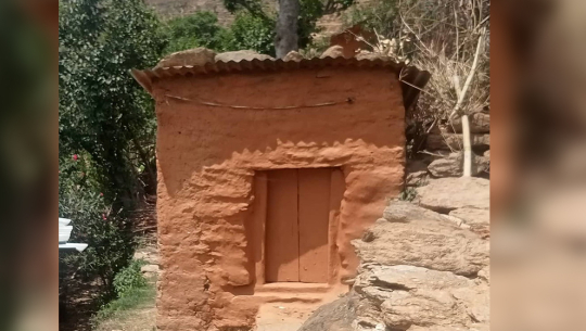 डोटीमा छाउगोठ भत्किए, बाख्रा खोरमा पोखिन्छ पीडा