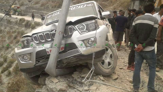 बझाङको एक गाउँपालिकाको गाडी बिजुलीको पोलमा ठोक्कियो