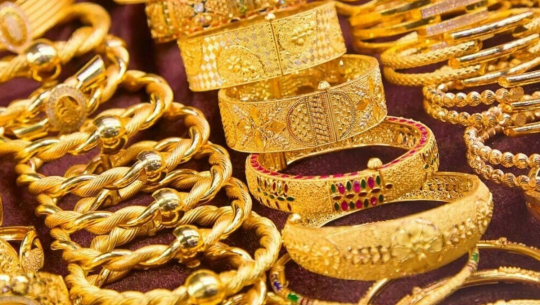 Gold price plummets by Rs 4,000 per tola