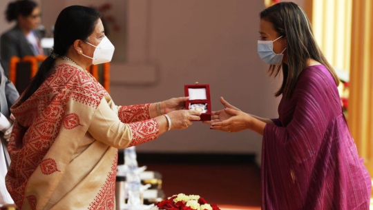 बाजुराको बुढीनन्दा नगरपालिकाकी उपप्रमुख रेग्मी राष्ट्रपतिबाट विभूषित