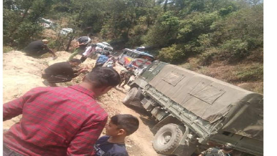 डोटीबाट अत्तरिया आइरहेको नेपाली सेनाको गाडी दुर्घटना