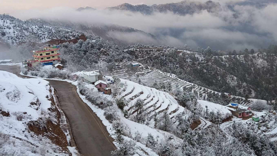 सुदूर पहाडमा हिमपात, किसानहरू खुसी 