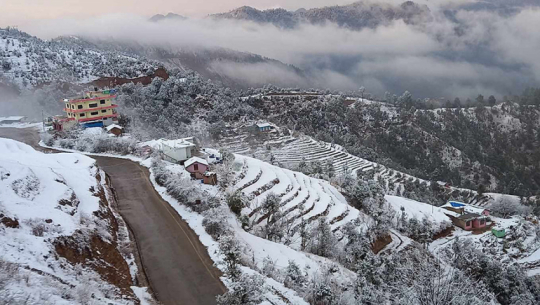 बाजुरामा वर्षासँगै भारी हिमपात