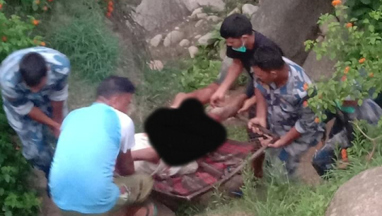 धनगढीबाट बाजुराका लागि हिँडेको जीप डोटीमा दुर्घटना, एक जनाको मृत्यु