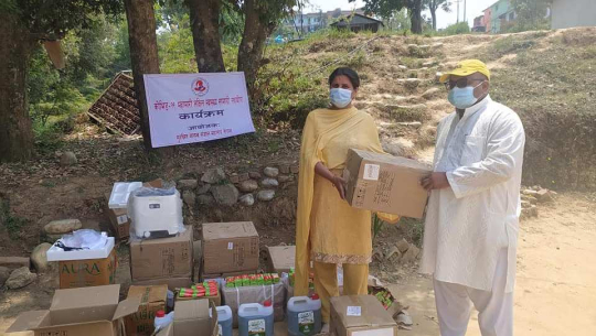 डडेल्धुराका स्थानीय तहलाई अक्सिजन कन्सन्ट्रेटर र स्वास्थ्य सामग्री हस्तान्तरण