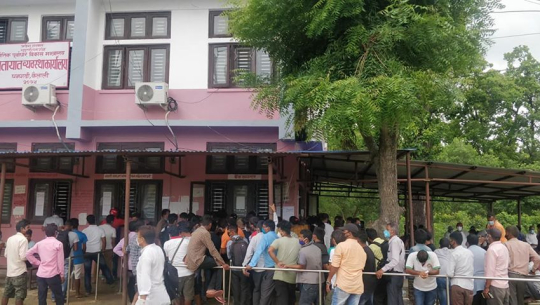 धनगढीका सरकारी कार्यालयमा कोचाकोच, छैन कोरोनाको डर