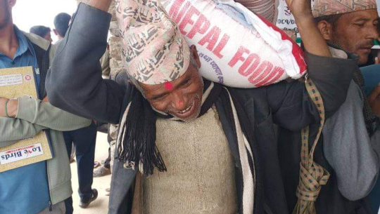 चामल पाएपछि दुर्गमका बासिन्दाको अनुहारमा खुसी