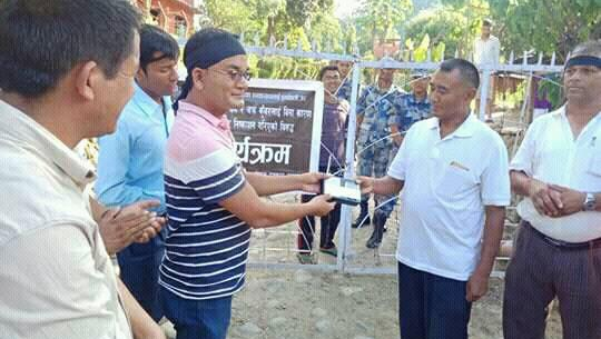 डोटीबाट सञ्चारमन्त्री बाँस्कोटालाई ‘बिग्रेको रेडियो’ उपहार