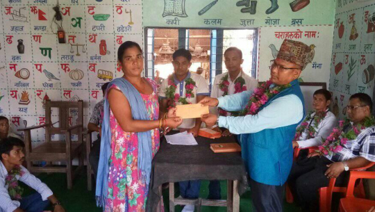 सगोलद्वारा कैलारीका हावाहुरी पीडितलाई साढे चार लाख बढी नगद वितरण