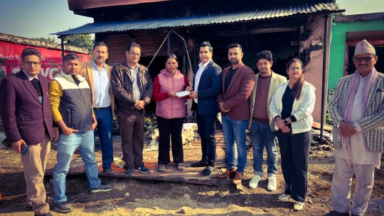 आगलागीबाट क्षतिग्रस्त निशा ट्रेडर्सलाई कैलाली उद्योग वाणिज्य संघद्वारा ५० हजार सहायता