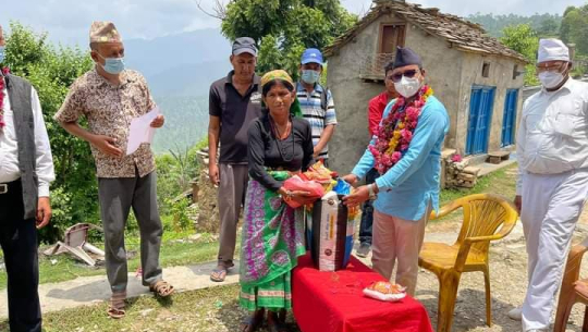 जन्मोत्सवको अवसरमा अनेक प्रयास संस्था कैलालीका अध्यक्ष जोशीद्वारा सहयोग