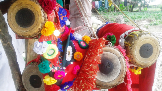 थारु समुदायको मादल बनाउने सीप ओझेलमा