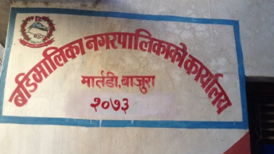 बाजुराको बडिमालिकाले गाडी भाडामा लिएर कोरोनाका बिरामी र शव बोक्दै