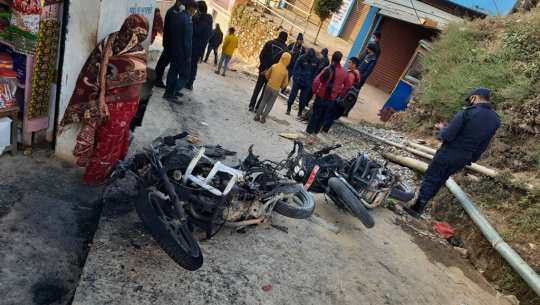 डडेल्धुरामा २ वटा मोटरसाइकलमा आगजनी