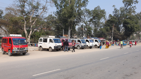 सडक मिचेर गाडी पार्किङ, हैरान ट्राफिक प्रहरी