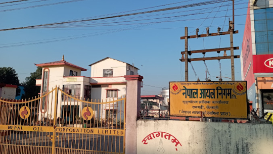 आयल निगम धनगढीका प्रमुख ओझाको रबैया, गेटबाटै प्रवेश गर्न नदिन उर्दी