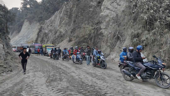 समयमा काम नहुँदा दाउन्ने सडकखण्डको यात्रा कष्टपूर्ण