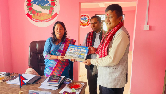 अछामको पञ्चदेवल विनायक नगरप्रमुखलाई रासस फोटो किताब हस्तान्तरण