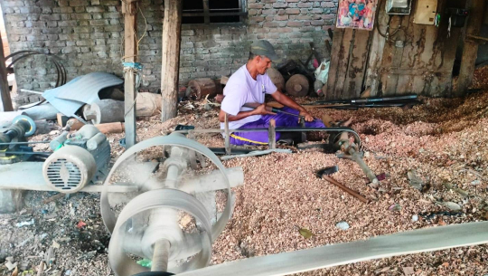 पुख्र्यौली सीप बोकेका गङ्गाराम भन्छन्ः ‘आत्मनिर्भर हुनका लागि मेसिन अनुदानमा पाउनुपर्‍यो’