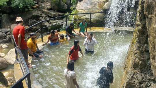 पर्यटकको आकर्षक गन्तव्य बन्दै आमपानी झरना