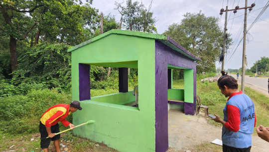 राजमार्गका यात्रु प्रतीक्षालय रङ्ग्याउँदै झलारीका युवा