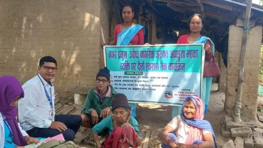 टीकापुरमा ज्येष्ठ नागरिक र अपाङ्गता भएकालाई घरदैलोमै स्वास्थ्य सेवा