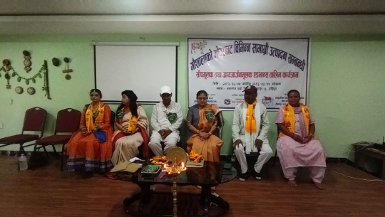 गोबरबाट सजावटका सामग्री बनाउन टीकापुरमा तालिम सुरु