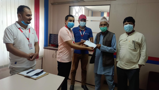 ग्लोबल आइएमई बैंक टीकापुरद्वारा विपन्न विद्यार्थीलाई छात्रवृत्ति वितरण