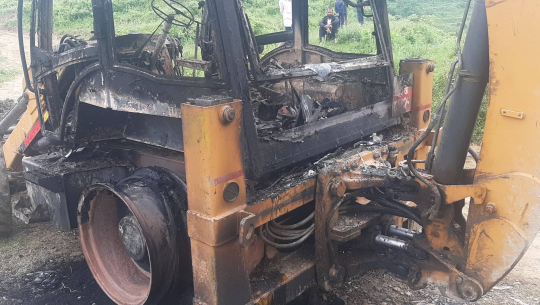 डोटीमा पार्किङ गरी राखेको जेसिबीमा आगजनी