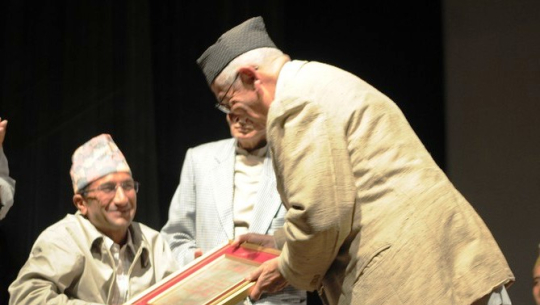 २०६६ सालमा मदन पुरस्कार ग्रहण गर्दै साउँद   