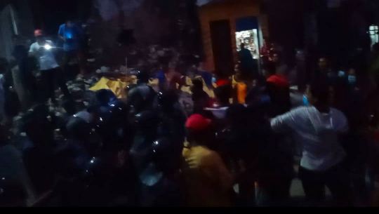 बाजुरामा संयुक्त आन्दोलनरत विद्यार्थी संगठन र अनेरास्वीयू केपी समूहबीच झडप