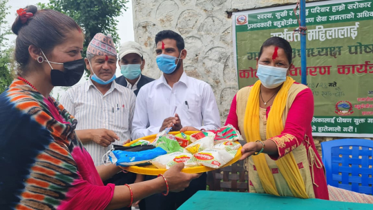 अछाममा गर्भवती महिलालाई उपाध्यक्षको 'कोसेली'