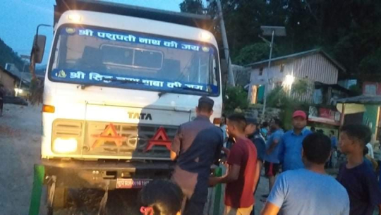 डडेल्धुरामा टिप्परले ठक्कर दिँदा २ वर्षीया बालिका घाइते