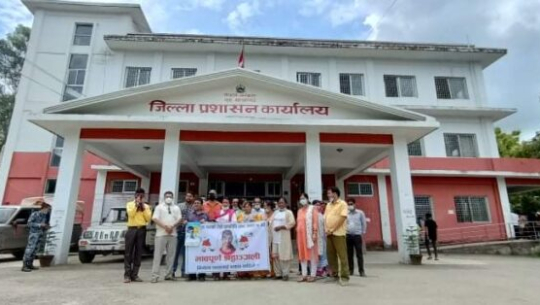 हत्यारालाई सार्वजनिक गर्न माग गर्दै निर्मलाका आमाबुवाद्वारा प्रधानमन्त्रीलाई ज्ञापन पत्र