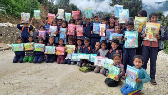 डोटीमा बालबालिकालाई स्व–अध्ययन सामग्री वितरण