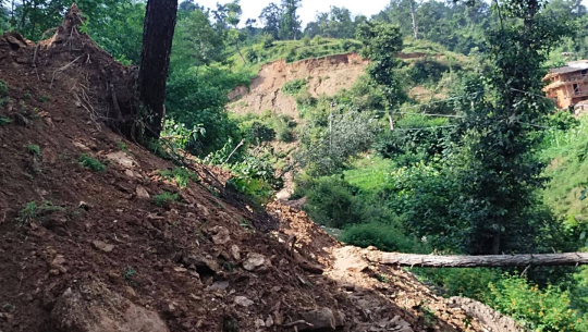 अछाममा पहिरोले सडक अवरुद्ध, स्थानीयलाई सास्ती