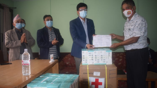 रेडक्रसलाई स्वास्थ्य सामग्री प्रदान