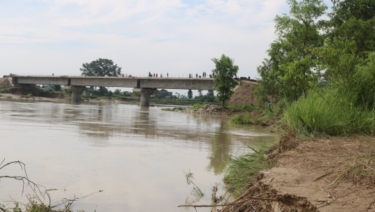 ७ वर्षदेखि अधुरो धनगढी–राजघाट पुल प्रयोगविहीन हुने खतरा, मोहनाले धार फेर्न थाल्यो