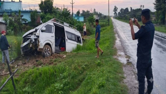कैलालीमा ईभी हाईस दुर्घटना, तीन जना घाइते