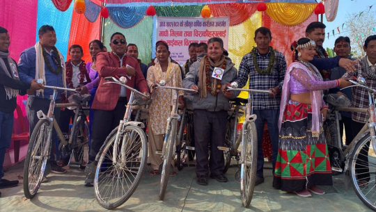 टीकापुरमा चिराकीलाई साइकल वितरण